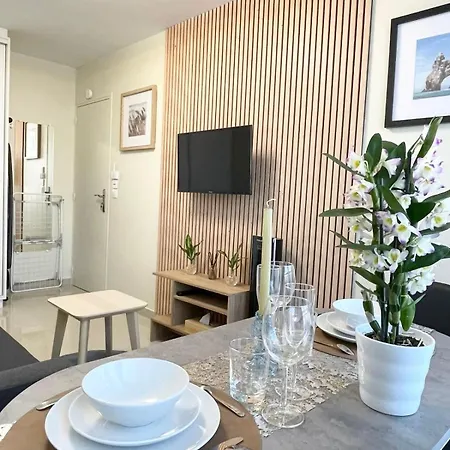 New Modern In Center Metro 7&14 Maison Blanche Paris