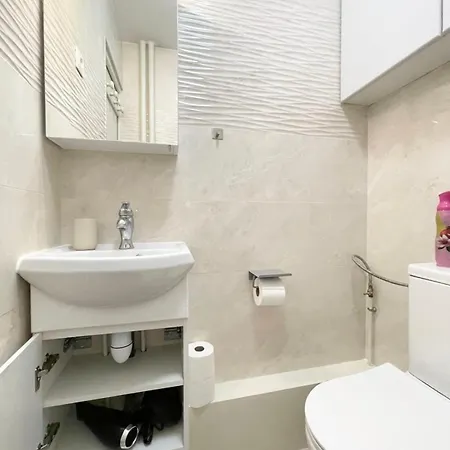 New Modern In Center Metro 7 & 14 Maison Blanche Apartment